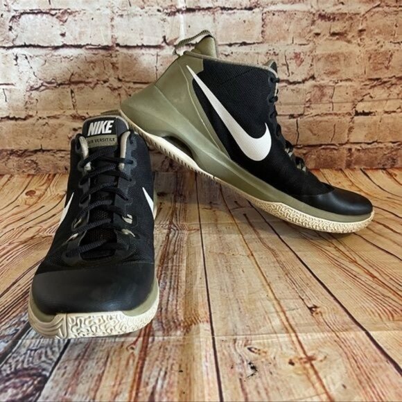 Nike Air Versatile Basketball Shoe Black/Trooper Sz 1O (852431-005) - Picture 2 of 7